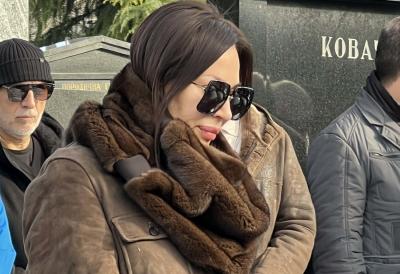 Srceparajuća scena na Arkanovom grobu: Ceca uplakana pristigla na godišnjicu supruga - unuk Željko došao da oda počast pokojnom deki