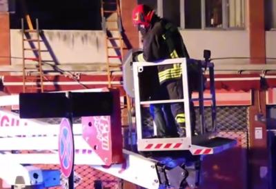 Oko 200 osoba evakuisano, među njima 17 otrovano dimom: Stravičan požar progutao oblakoder, ljudi ostali zarobljeni na višim spratovima - dramatične scene spašavanja (VIDEO)