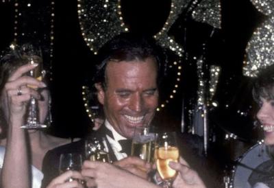 Pevač optužen za seksualno zlostavljanje dve žene