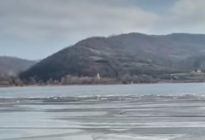 (VIDEO) Ljudi ne smeju ni da priđu, iz jezera se pojavljuje krst: Govore da je 