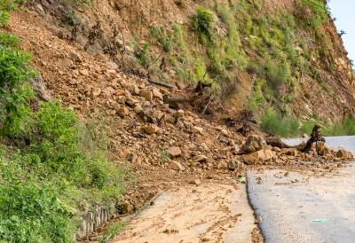 Klizište napravilo HAOS na ovom putu: Rekonstrukcija deonice u toku a sneg se topi nikad više - drastičan skok temperature u ovom delu zemlje izaziva probleme