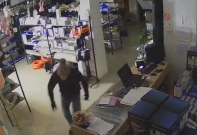 U jutarnjim satima opljačkana prodavnica u Lazarevcu: Vlasnik nudi nagradu onome ko prepozna osobu sa snimka (VIDEO)