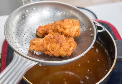 Dodajte malo OVOG PIĆA U SMESU ZA POHOVANJE MESA i dobićete hrskavu koricu: Recept za najbolju "krispi" piletinu