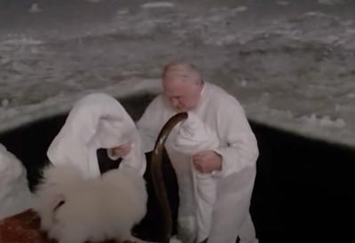 (VIDEO) Lukašenko ispoštovao običaj: Beloruski predsednik ušao u ledenu vodu za Bogojavljenje