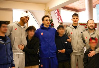 Praznično raspoloženje traje – Meridian fondacija i KK Crvena zvezda doneli osmehe i poklone na još jedno mesto (VIDEO)
