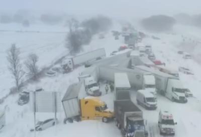 (VIDEO) Više od 100 vozila učestvovalo u stravičnom lančanom sudaru: Više povređenih - prikolice prevrnute, vozila sletela sa puta i gomila sudara, prizori haotični
