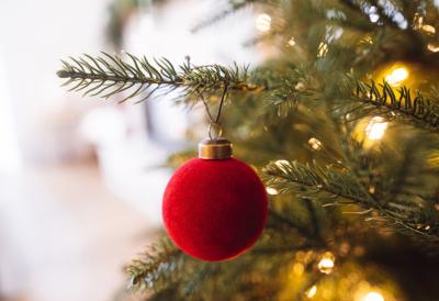 Jelka vam još uvek stoji u domu okićena? Evo DO KOG DATUMA bi trebalo to da je raskitite, ako nećete NEGATIVNU ENERGIJU u domu!