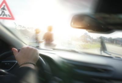 Tinejdžer (17) sleteo sa puta i smrtno stradao kod Gračanice: Strašna saobraćajna nesreća, suvozač (16) hospitalizovan sa povredama