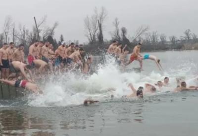 (FOTO) Prosidba u Čačku na Bogojavljenje: Mladić izašao iz ledene vode i iznenadio svoju devojku - nesvakidašnji prizor oduševio mnoge