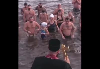 (FOTO/VIDEO) Plivalo se širom sveta za Časni krst: Srbi Bogojavljenje obeležili i u SAD, Švedskoj, Kanadi