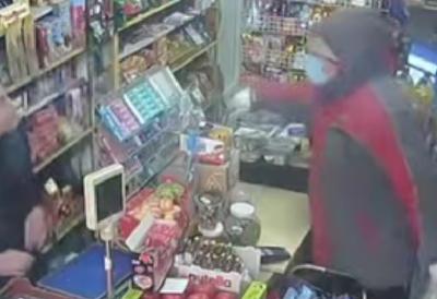 (VIDEO) Nožem nasrnuo na radnicu u prodavnici: Jeziv pokušaj pljačke u Žarkovu - kamere sve zabeležile