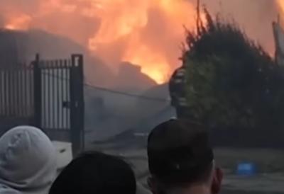 (VIDEO) Broje se mrtvi, razjareni plamen guta sve pred sobom: Više od 50.000 evakuisanih, od kuća ostale samo spaljene ruševine - potresni prizori sa lica mesta