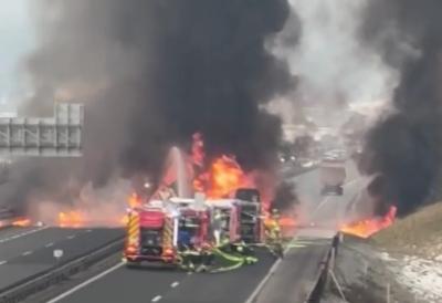 (VIDEO) Ima stradalih i povređenih u STRAVIČNOJ nesreći na autoputu: Cisterna sa 30.000 litara dizela buknula u nepregledni plamen, vozaču kombija nije bilo spasa - ovo su novi detalji