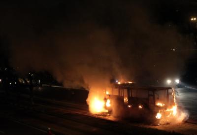 Autobus u plamenu na auto-putu: U njemu skoro 50 ljudi, saobraćaj privremeno blokiran - užas u komšiluku