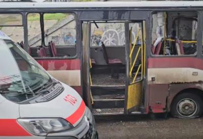 (FOTO/VIDEO) Uznemirujući sadržaj: Ruski napad razneo autobus u Hersonu, ima mrtvih i povređenih - stravični snimci na mesta događaja