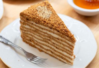 Čudesan spoj MEDENIH kora i kremastog fila: Zašto su naši stari na Badnji dan uzimali MED za sreću i napredak u kući - recept za POSNU Medovik tortu