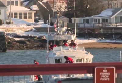 (VIDEO) Stražari očajnički pretražuju svaki pedalj: Potonuo brod, spasioci zatekli zastrašujući prizor - beživotno telo pored olupine, drama se nastavlja dok potraga za nestalima traje