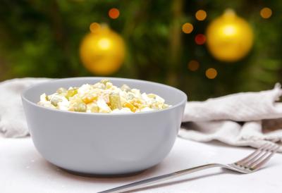 SALATA za Svetog Jovana koja će PRVA NESTATI SA STOLA: Spoj piletine i kikirikija je pravi hit na slavama!