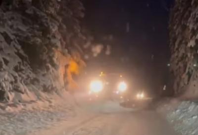 Vetar pravi ogromne smetove: Borba sa snežnom mećavom u Zlatiborskom okrugu ne prestaje - kamioni za čišćenje se ne gase