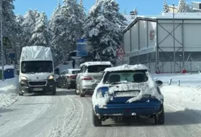 (FOTO) Kolona vozila kod Nove Varoši: Snežna mećava u Zlatiborskom okrugu stvorila ozbiljne probleme