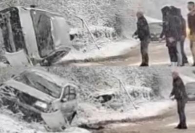 (FOTO/VIDEO) Automobil završio na krovu: Katastrofa na putevima, deo puta ostao blokiran nakon nesreće - dramatične scene spašavanja