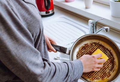 GENIJALNI trik sa sastojcima koje SVAKA DOMAĆICA IMA: Kamenac i masnoća nestaju kao magijom - sudovi sjaje kao novi!