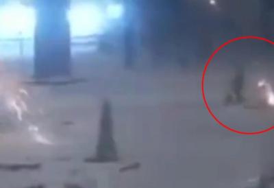 (VIDEO) Hit snimak iz Ukrajine: Dron pao pored žene, ona nastavila da čisti sneg! Oglasio se gradonačelnik: "Da vam se zahvalim ili izgrdim"