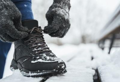 Kako da zimske cipele učinite VODOOTPORNIM kod kuće: Potreban vam je samo vosak od sveće i fen - trik koji spasava po kiši i snegu