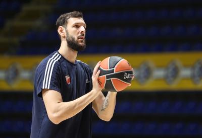 "Desetoro dece se ispiše sa košarke" - Uroš Plavšić svojim novim "bravurama" oduševio Zvezdine navijače