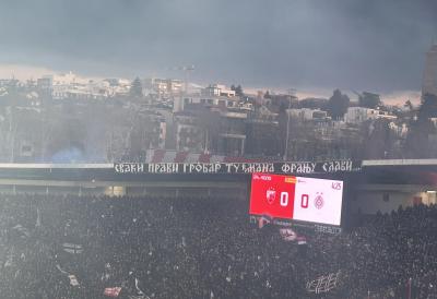 HAOS I PREKID NA MARAKANI! Delije spustile transparent o TUĐMANU, Grobari pobesneli, ZAPALILI ga i krenuli SVE da lome (VIDEO)