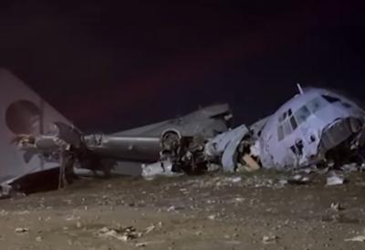 (VIDEO) Srušio se avion, najmanje 20 mrtvih a novčanice letele na sve strane: Policija suzavcem rasterivala masu, opšti haos i užas na ulicama - 