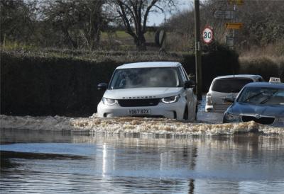Vanredno stanje na pomolu: Letovališta Srba pogođena neobičnim fenomenom - more preplavilo puteve i parkinge, građani sa nevericom posmatrali (VIDEO)