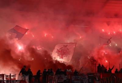 Ružne slike na Marakani: Navijači Zvezde bacali pirotehnička sredstva na fudbalere Partizana