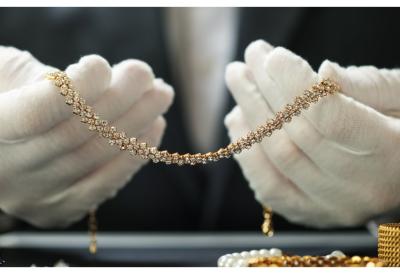 Pljačka kao iz filma i to usred dana: Maskirani lopovi razbili izlog, radnici ih udarali i spašavali nakit (VIDEO)