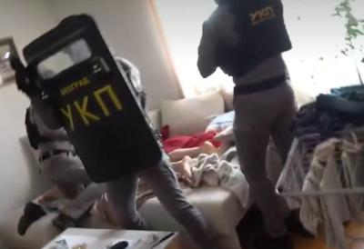Policajci naoružani do zuba upali u stan, mladići zatečeni u gaćama! Pogledajte SPEKTAKULARNU AKCIJU UKP-a: Evo kako su popadali osumnjičeni za pokušaj ubistva Vuka Bajruševića (VIDEO)