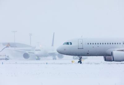 Sneg paralisao jedan od najvećih aerodroma u Evropi: Piste zavejane, otkazano preko 60 letova