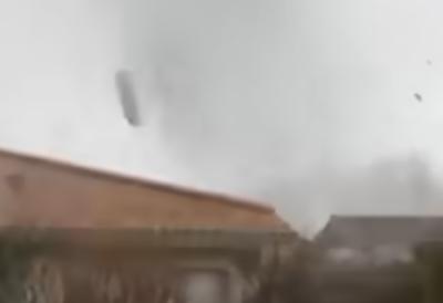 Tornado protutnjao Francuskom i oštetio na stotine kuća: Dramatičan snimak kruži mrežama (VIDEO)