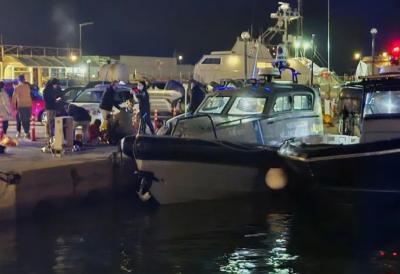 Sudarili se brod Obalske straže i čamac sa migrantima: Preko deset ljudi stradalo, povređena deca i trudnice - U toku je operacija spasavanja