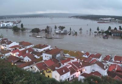 Upaljen crveni meteo alarm: Bujica nosi sve pred sobom, ceo grad evakuisan - vremenska prognoza najavljuje novu katastrofu (VIDEO)