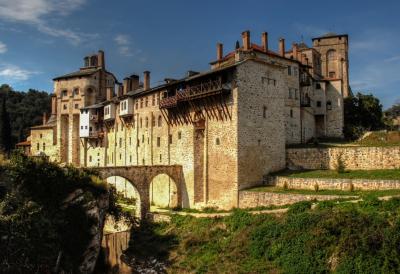Zemljotresi razaraju Svetu Goru: Hilandar pod udarom , zidovi pucaju, skela vraćena zbog hitne sanacije