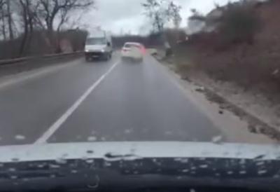 Tragedija izbegnuta za dlaku? Prizor na Borovoj glavi zbog koga su svi skamenjeni - Rizično preticanje umalo završilo kobno (VIDEO)