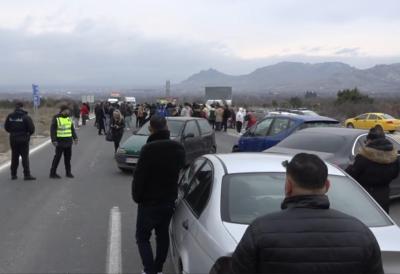 Masovne blokade, paljenje guma i otvorene pretnje u komšiluku: Građani traže da voze bez vozačke dozvole (VIDEO)