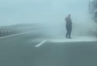 "Odmah sam stao, nikad mi se ovako nešto nije desilo" Kamiondžija opisao neverovatnu scenu na auto-putu kod Rume (VIDEO)