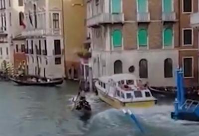 Jeziv snimak haosa u Veneciji: Trajekt van kontrole pregazio gondole i udario u zgradu - Turisti leteli u more, vrisci na sve strane (VIDEO)