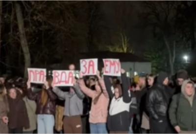 Emotivni protest pred Opštom bolnicom u Čačku: Građani i porodica traže odgovore nakon smrti devojčice (4)