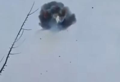 Dramatičan snimak borbe u vazduhu: Evo kako je ukrajinski F-16 presreo i uništio ruski dron (VIDEO)