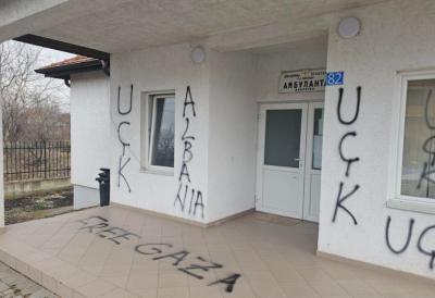 Strašan incident u srpskom selu kod Lipljana: Albanac ispisao grafite "UČK" na ambulanti, pa upao u vrtić pun dece i pravio haos (FOTO)