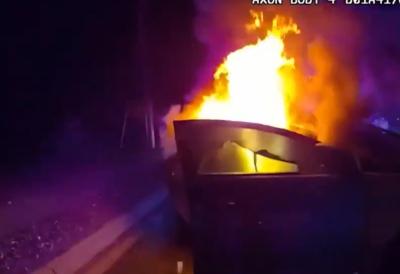 (VIDEO) Spasio joj život u poslednjim sekundama: Policajac Almin Rešidović je heroj dana u Americi - Izvukao ženu zapaljenog automobila dok joj gori kosa, prizori su dramatični