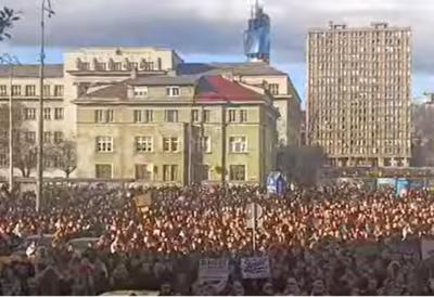 (VIDEO) Hiljade građana na ulicama: Blokirane ulice, okupljeni traže pravdu nakon tramvajske nesreće u Sarajevu u kojoj je poginuo mladić