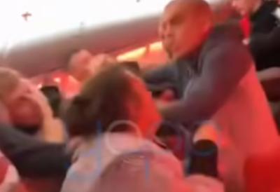 "Pravio je rasističke komentare" Sevale pesnice na letu iz Antalije: Masovna tuča zapanjila sve putnike, avion prinudno sleteo (VIDEO)